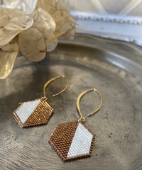 <14kgf> Bigヘキサゴン デザインフックピアス(gold×white）
