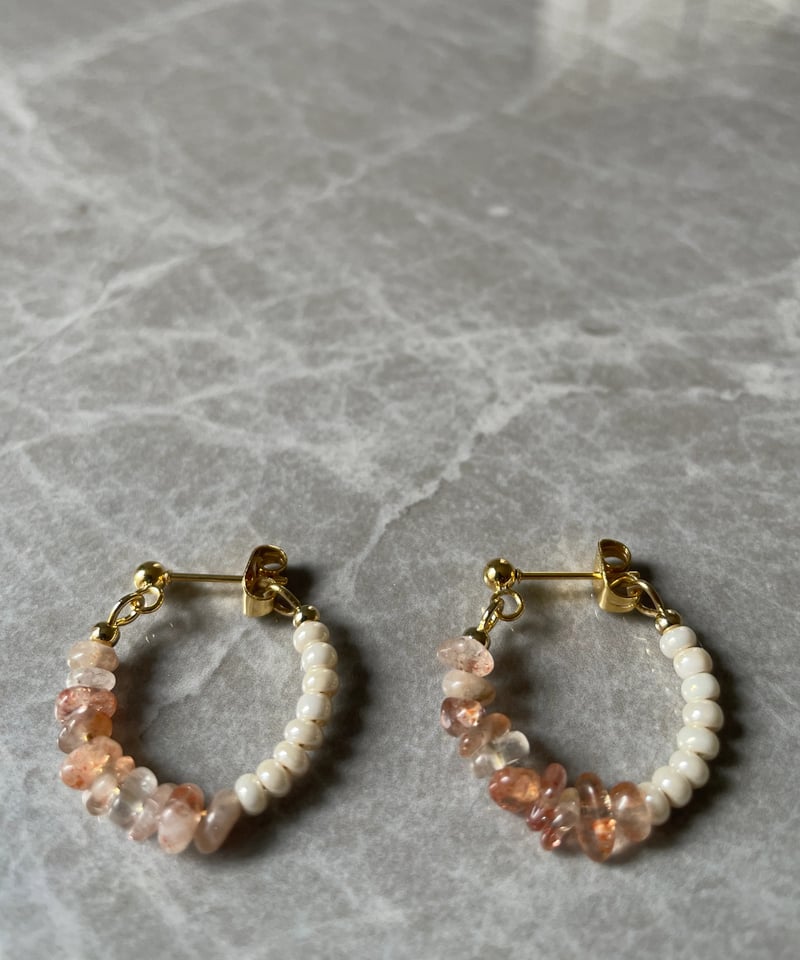 エジプト【再販】スカラベの紋章と太陽スワロフスキー　ピアス　サージカルステンレス サージカルステンレス> ピアス Petal Whisper (マイカサンストーン
