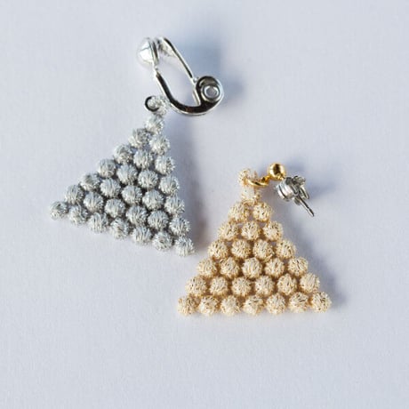 レース グレイントライアングル ピアス / イヤリング