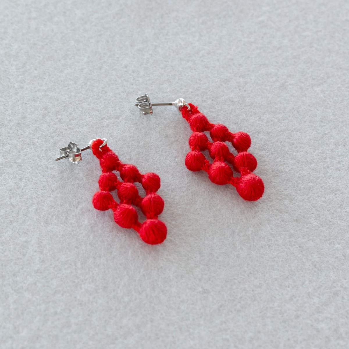 レッド系　ビジュー　ピアス　ハンドメイド　イヤリング変更可 アーガイルピアス/イヤリング （レッド） | トリプル・オゥ公式