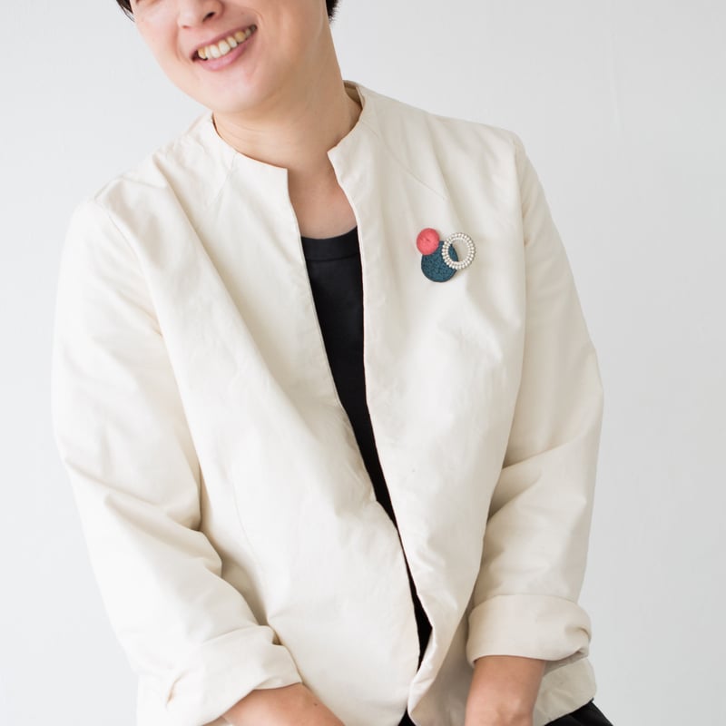 ゴルティエ　ブローチ Donning a resplendent brooch brimming with the vibrant hues