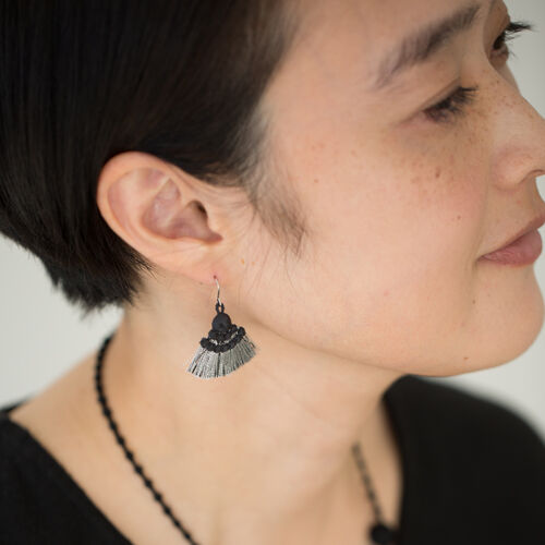 1708 ブラック系べっ甲*トライアングル*スティックピアス・イヤリング ピーコック ピアス / イヤリング | トリプル・オゥ公式