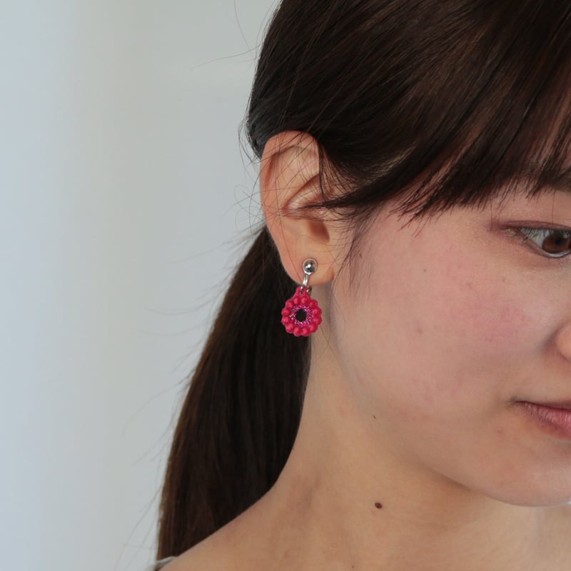 ミニフラワーピアス/イヤリング （ルビーレッド） | トリプル・オゥ