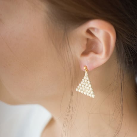 レース グレイントライアングル ピアス / イヤリング