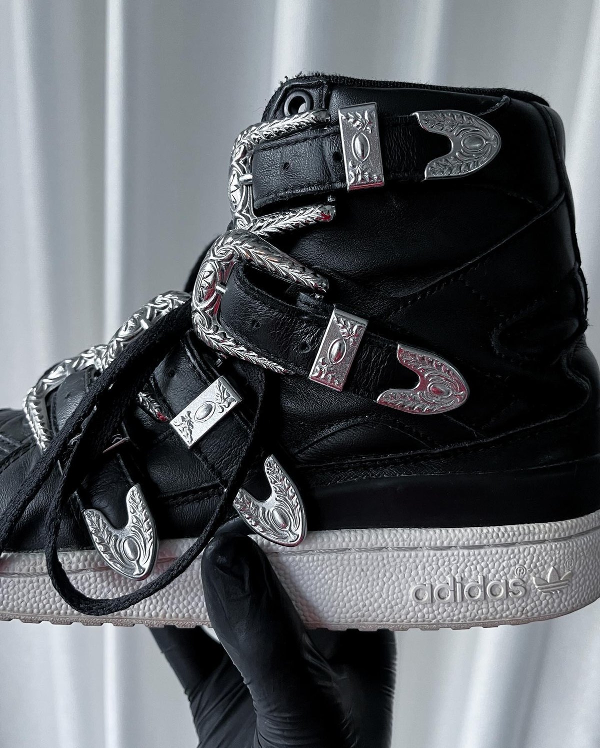 adidas x JEREMY SCOTT belt docking kick | Heral adidas x JEREMY SCOTT belt docking kick | Heral