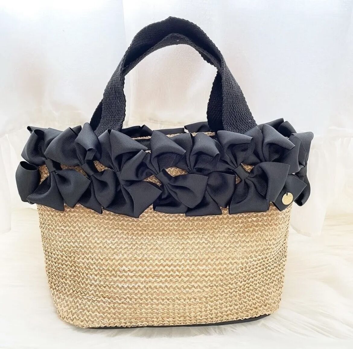 ベージュ かごバッグ 黒いリボン付き ベージュ かごバッグ 黒いリボン付き