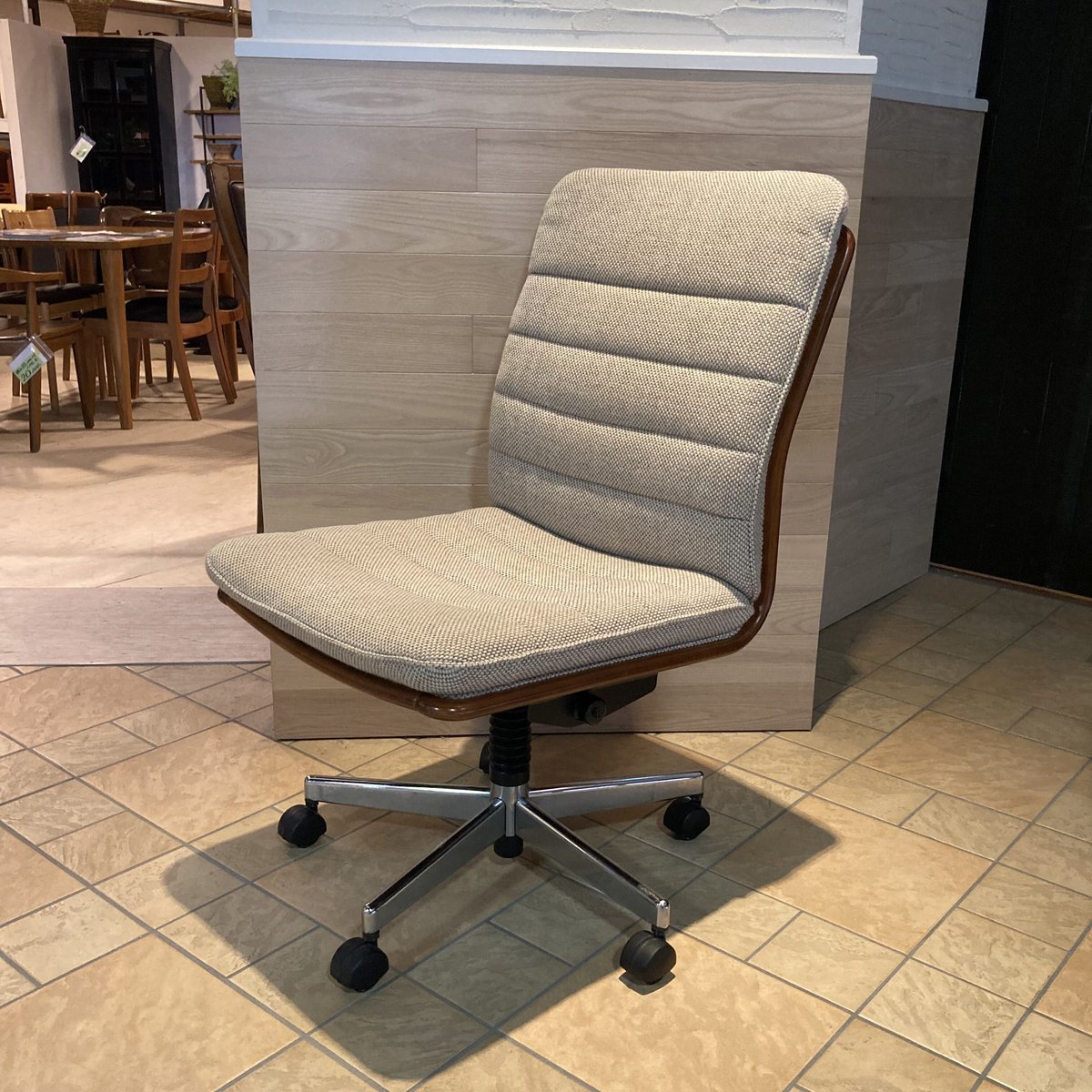 KARIMOKUカリモク　デスクチェア/オフィスチェア 昇降調節可能 椅子 KARIMOKUカリモク デスクチェア/オフィスチェア 昇降調節可能 椅子