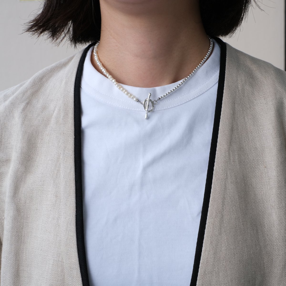 カレンシルバーマンテルと淡水パールのネックレス III