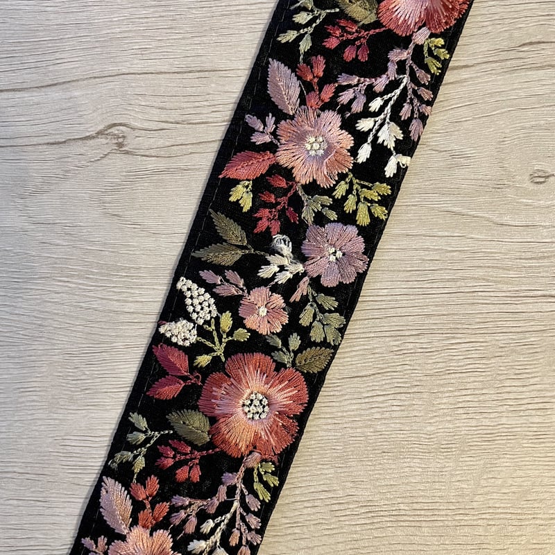 インド刺繍リボン/花柄/黒地/約幅5.5cm/5色（A.クロムイエロー/薄桃、B