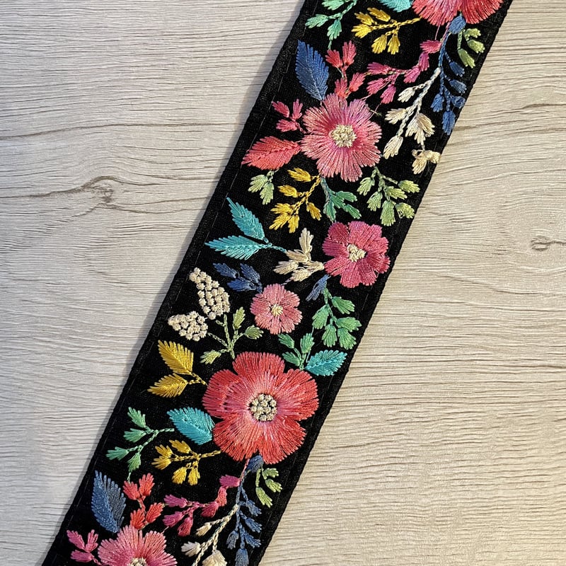 インド刺繍リボン/花柄/黒地/約幅5.5cm/5色（A.クロムイエロー/薄桃、B