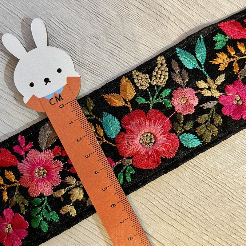 インド刺繍リボン/花柄/黒地/約幅5.5cm/5色（A.クロムイエロー/薄桃、B