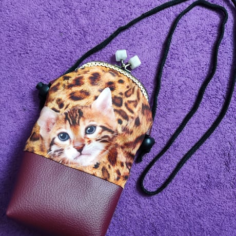 猫柄ショルダーバッグ　スマホバッグ　がま口ショルダーバッグ　サイズ調整可能