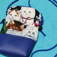 猫柄　ショルダーバッグ　スマホバッグ　ブルー　ポケット付　ショルダー調節可能