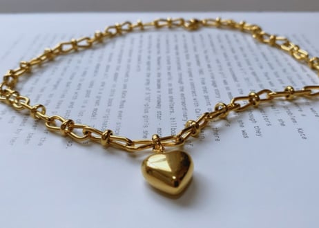 Heart motif necklace