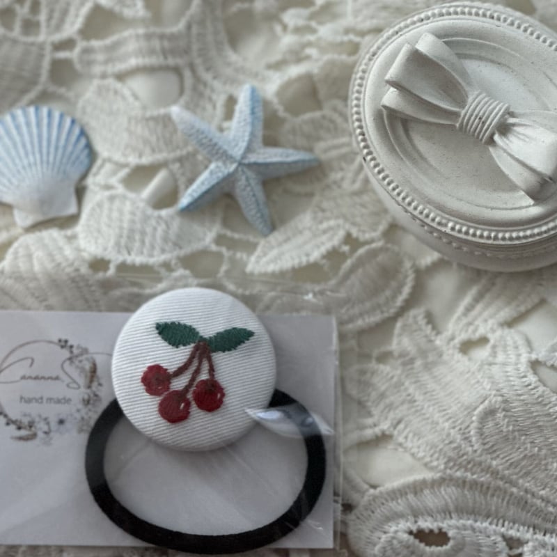さくらんぼの刺繍、くるみボタンのヘアゴム | Cananna.S