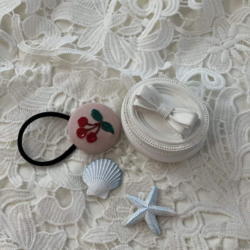 さくらんぼ刺繍のくるみボタンヘアゴム | Cananna.S 