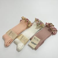 【collegien】Eglantine/Embroidered Ruffle Ribbed Knee-high Socks