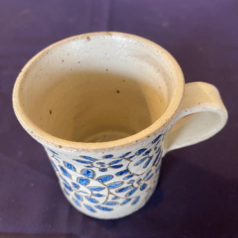 唐草模様の皿とマグカップ 唐草模様の皿とマグカップ