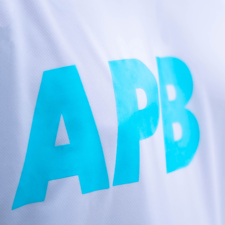【予約販売】APB ビッグロゴTシャツ　ホワイト×サックス