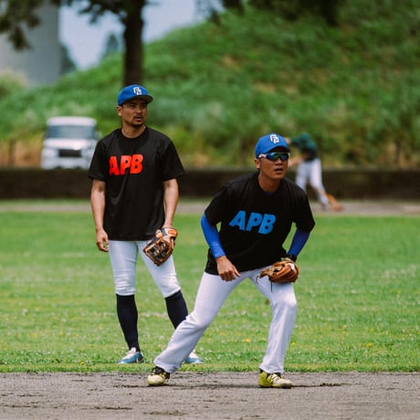 【予約販売】APB ビッグロゴTシャツ　ブラック×　ブルー