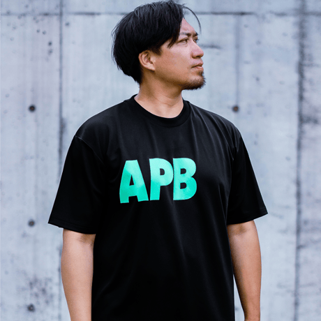 【予約販売】APB ビッグロゴTシャツ　ブラック×グリーン
