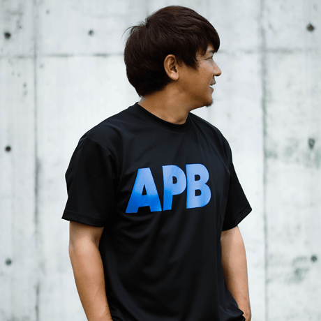 【予約販売】APB ビッグロゴTシャツ　ブラック×　ブルー