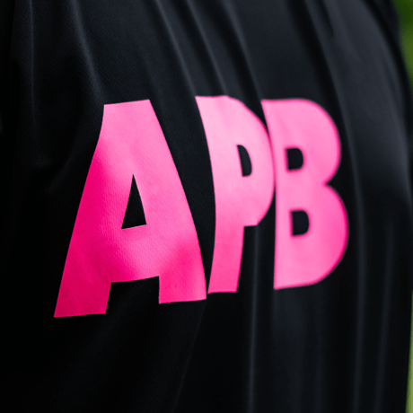 【予約販売】APB ビッグロゴTシャツ　ブラック×ピンク