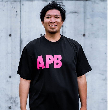 【予約販売】APB ビッグロゴTシャツ　ブラック×ピンク
