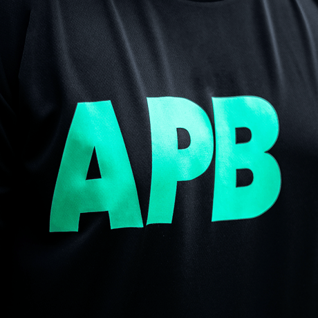 【予約販売】APB ビッグロゴTシャツ　ブラック×グリーン