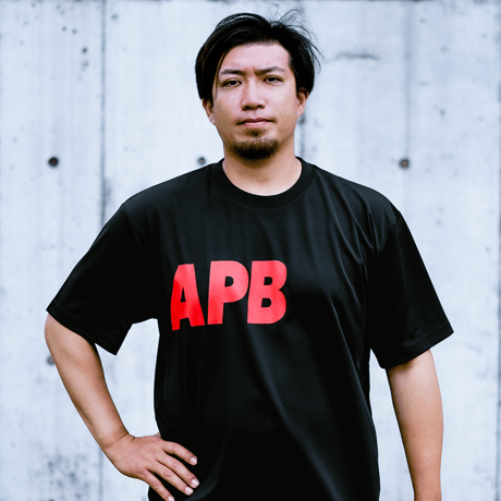 【予約販売】APB ビッグロゴTシャツ　ブラック×レッド