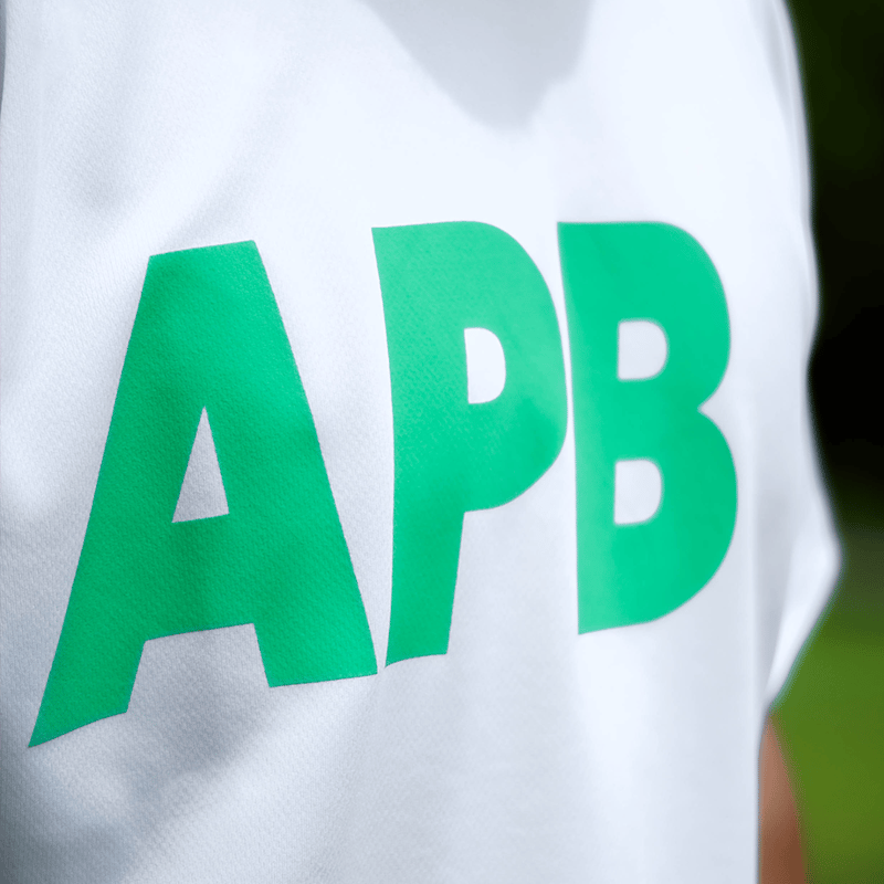 予約販売】Jrサイズ APB ビッグロゴTシャツ ホワイト×グリーン
