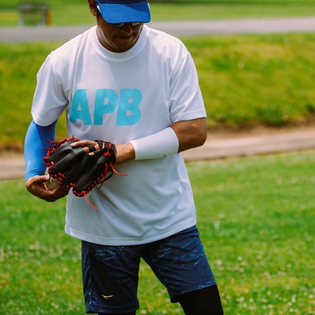 【予約販売】APB ビッグロゴTシャツ　ホワイト×サックス
