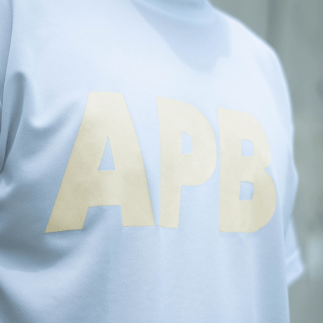 【予約販売】APB ビッグロゴTシャツ　ホワイト×アイボリー