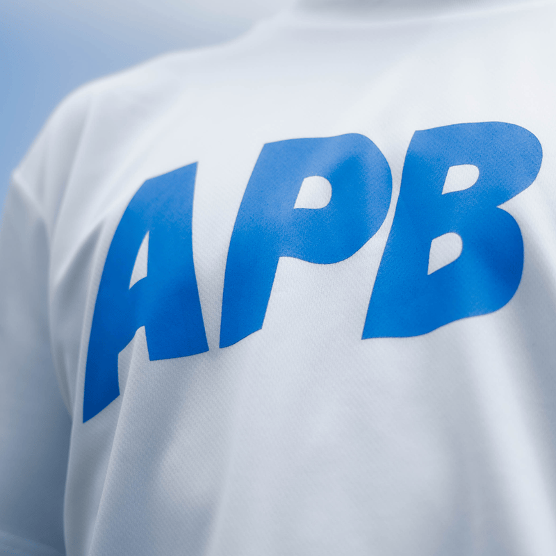 予約販売】Jrサイズ APB ビッグロゴTシャツ ホワイト×ブルー