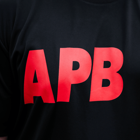 【予約販売】APB ビッグロゴTシャツ　ブラック×レッド