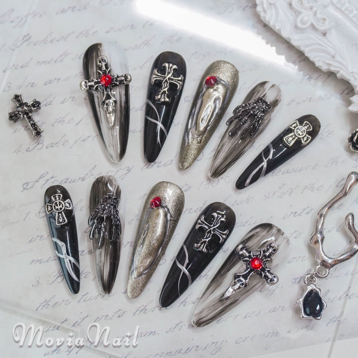 ネイルチップ☆地雷y2kサブカル韓国☆黒ゴールド☆十字架