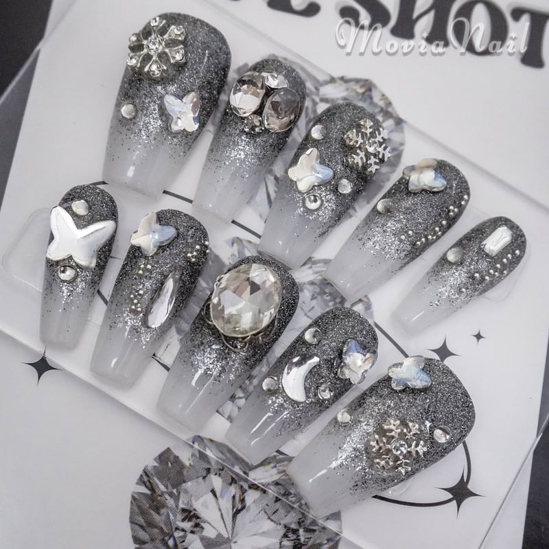 ネイルチップ☆地雷系 韓国 黒 シルバー 雪 蝶々 ラメグラデ キラキラ