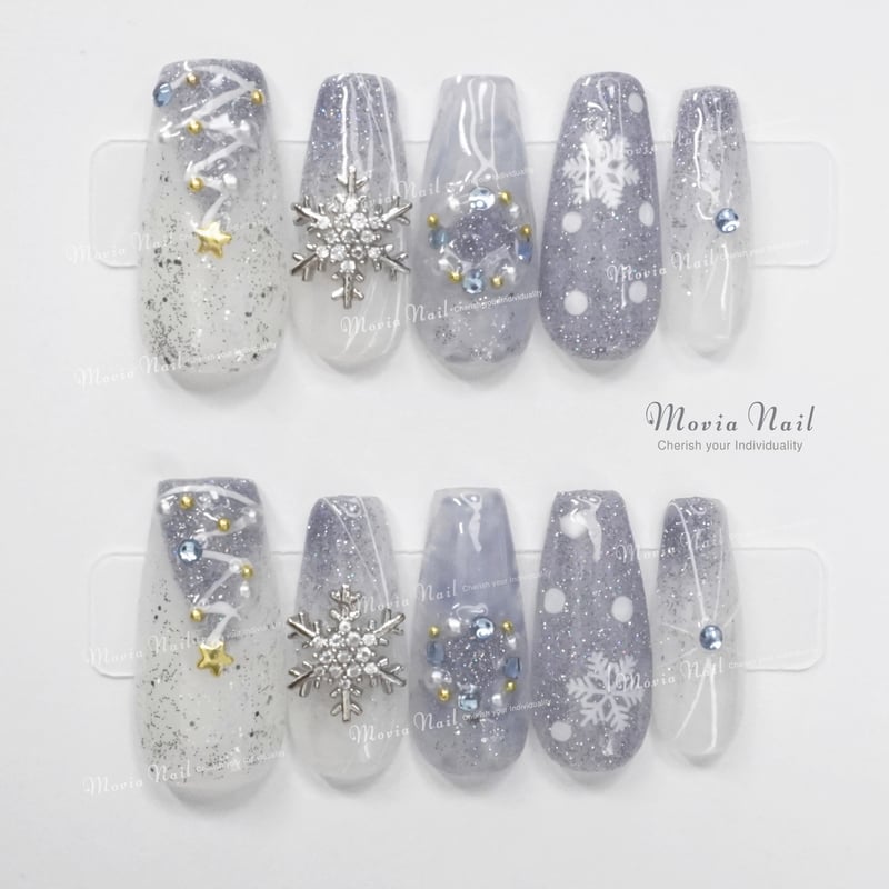 ネイルチップ 水色 白 地雷 サブカル 量産型 ゆるかわ スキニーオーバル スキニーオーバル モノトーン ハート ビジュー ゆらゆらチャーム