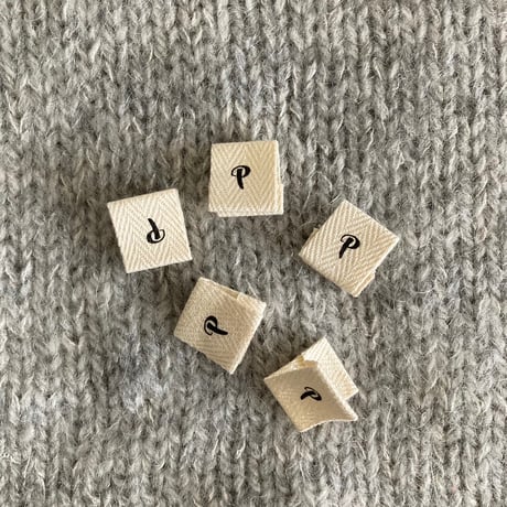 PetiteKnitのラベル( ”P")