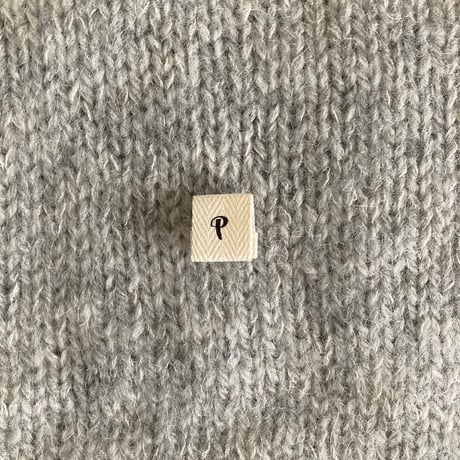 PetiteKnitのラベル( ”P")
