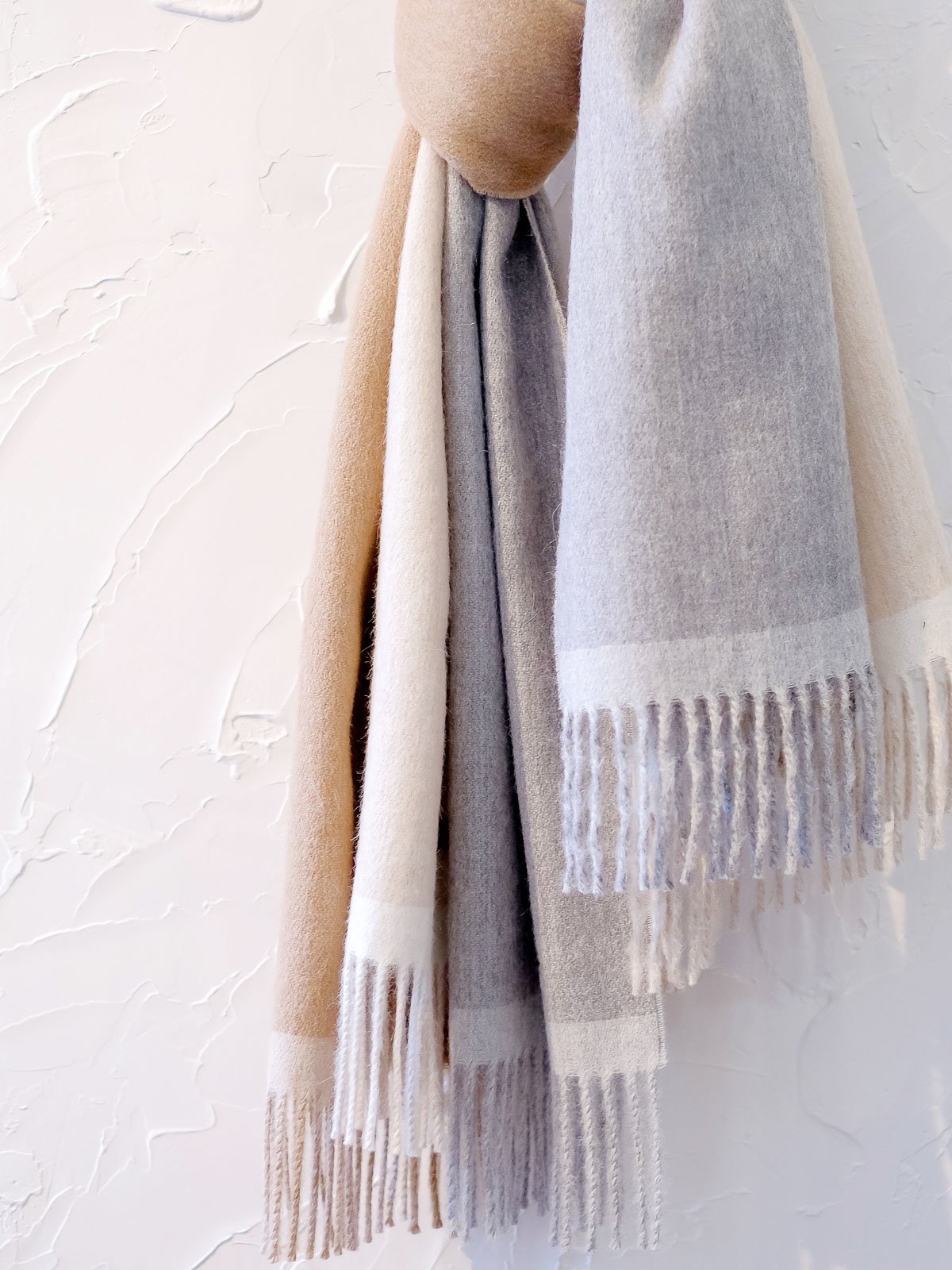 ふんわりと柔らかく最高の肌触りと暖かさを堪能できるベビーアルパカの