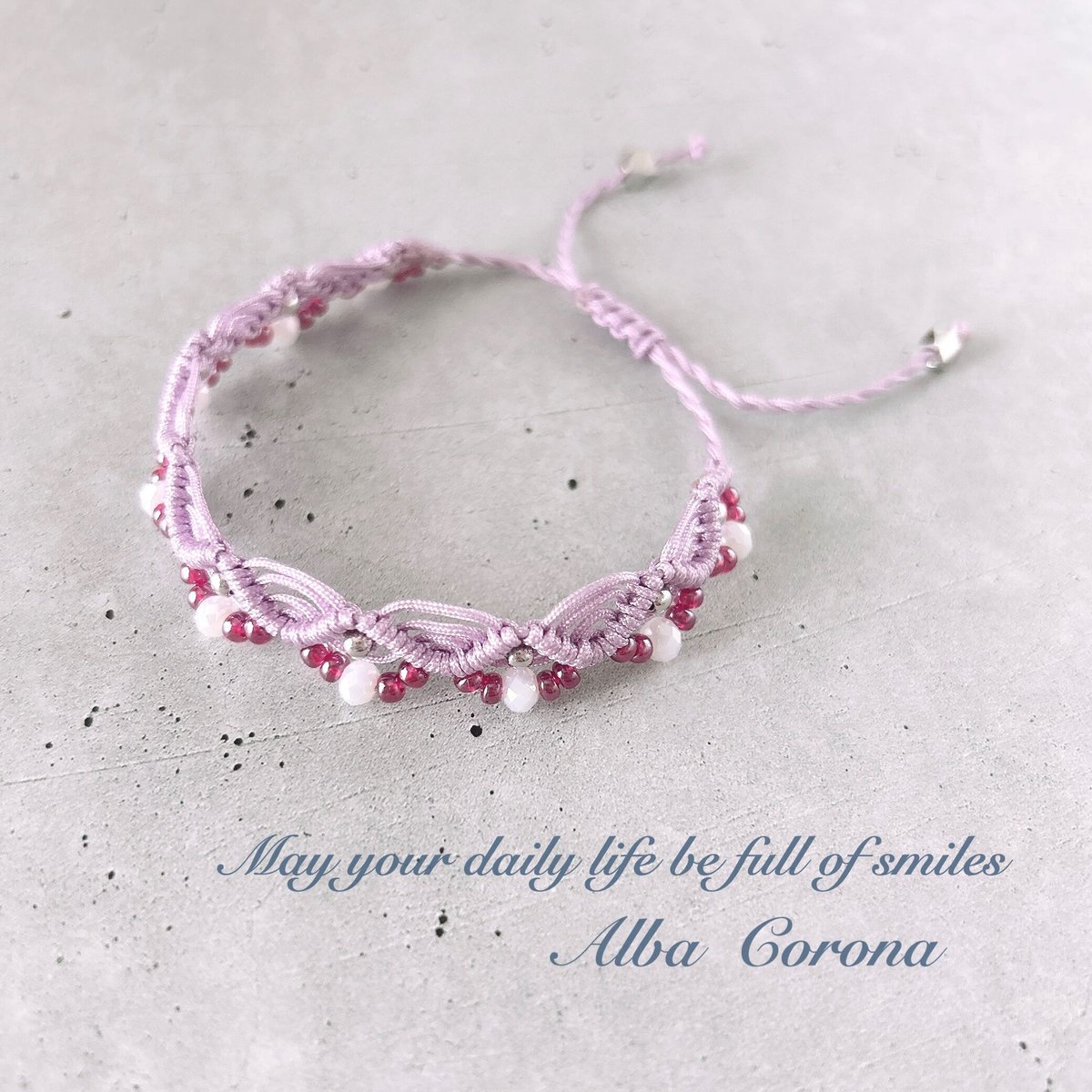 ビーズと紐のウエーブブレスレット＊ラベンダー×赤ぶどう＊ ミサンガ風