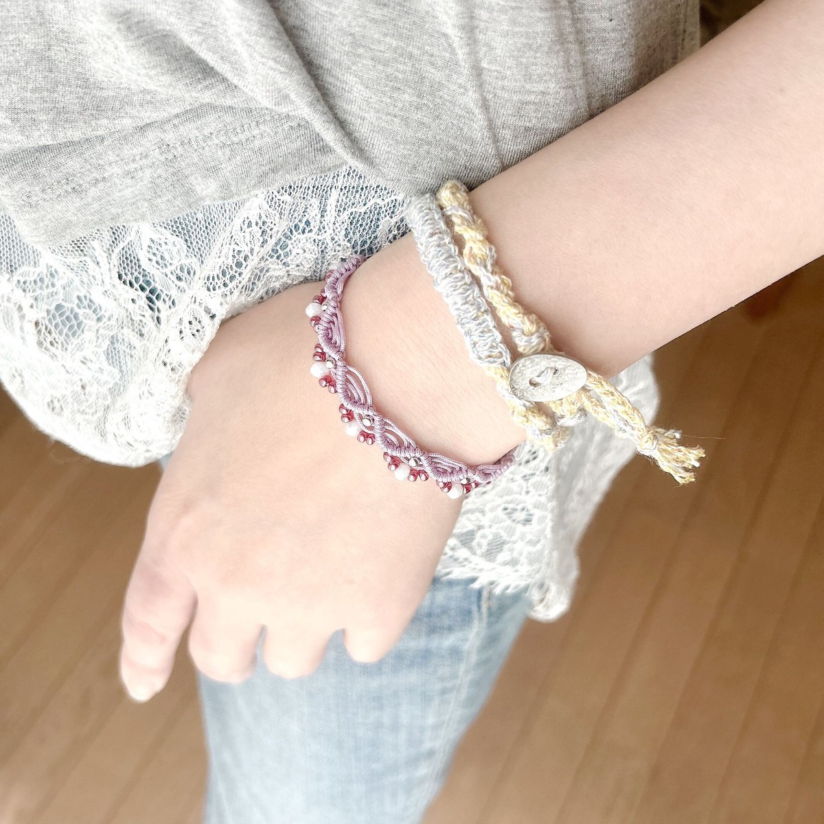 ビーズと紐のウエーブブレスレット＊ラベンダー×赤ぶどう＊ ミサンガ風