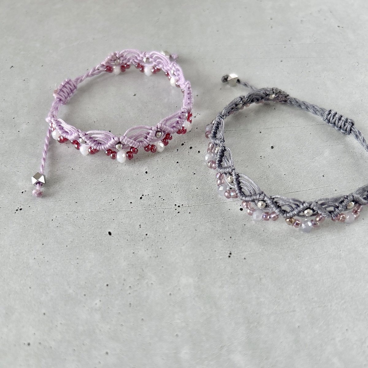 ビーズと紐のウエーブブレスレット＊ラベンダー×赤ぶどう＊ ミサンガ風