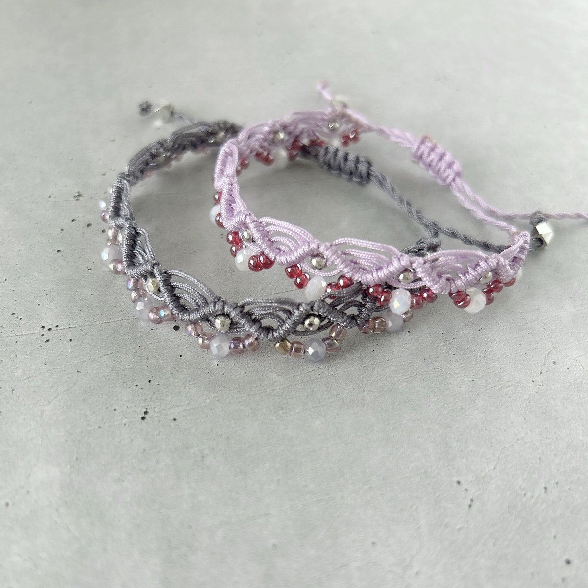 ビーズと紐のウエーブブレスレット＊ラベンダー×赤ぶどう＊ ミサンガ風