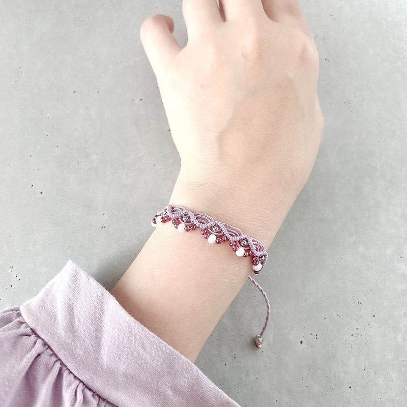 ビーズと紐のウエーブブレスレット＊ラベンダー×赤ぶどう＊ ミサンガ風