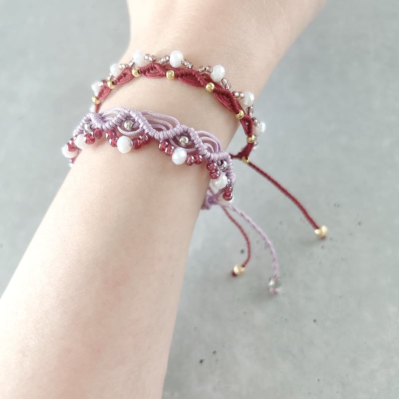 ビーズと紐のウエーブブレスレット＊ラベンダー×赤ぶどう＊ ミサンガ風