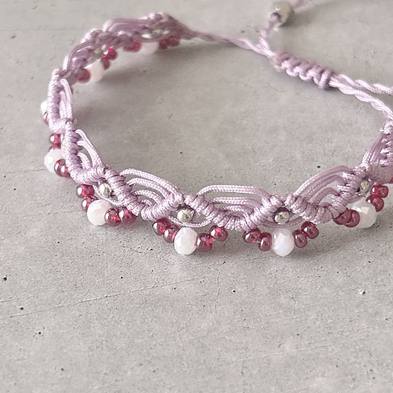 ビーズと紐のウエーブブレスレット＊ラベンダー×赤ぶどう＊ ミサンガ風