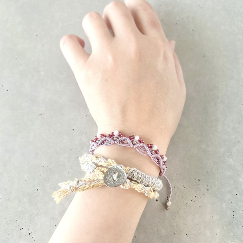 ビーズと紐のウエーブブレスレット＊ラベンダー×赤ぶどう＊ ミサンガ風