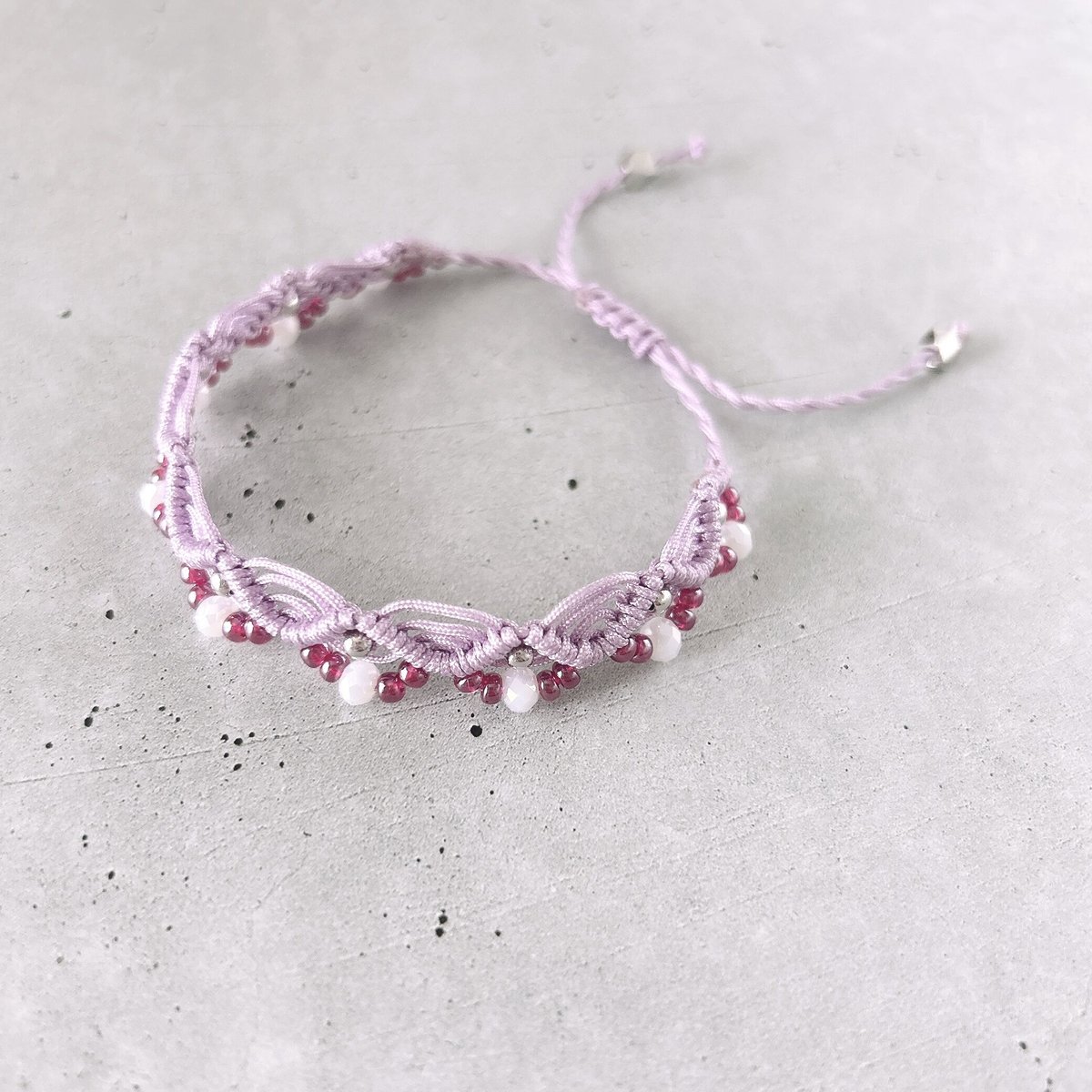 ビーズと紐のウエーブブレスレット＊ラベンダー×赤ぶどう＊ ミサンガ風